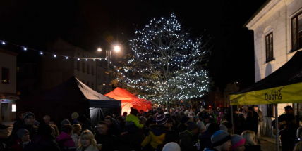 Na první adventní neděli zněly Dobříší koledy, voněl svařák a město rozzářila vánoční výzdoba