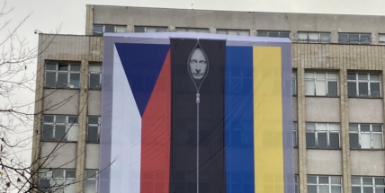 Vyvěšením plachty s českou vlajkou a Putinem se zabývá NCOZ