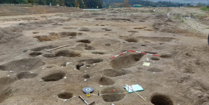Archeologové ukončili průzkum v trase D4, našli spony, prsteny i mince