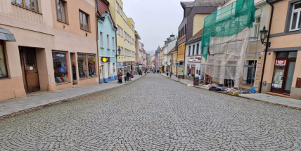 Nákupní centra praskají ve švech, Pražská ulice zeje prázdnotou