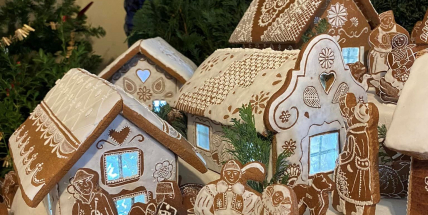 Peče se už od září, nakonec ho sezobou slepice. V Novém Kníně si prohlédnete perníkový betlém