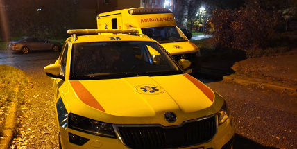 Sedmasedmdesátiletého chodce v Příbrami srazilo auto. Přecházel mimo přechod