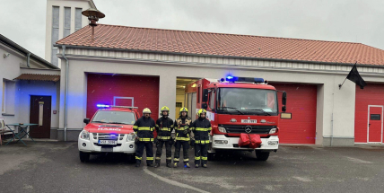 Profesionální i dobrovolní hasiči uctili památku svého kolegy, který zemřel při požáru domu v Novém Boru