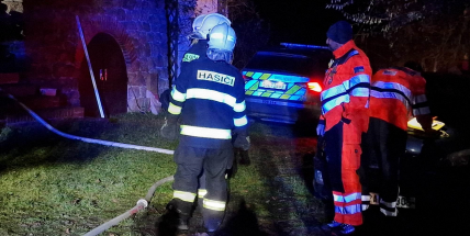 Při požáru domu na Příbramsku našli hasiči ohořelé tělo