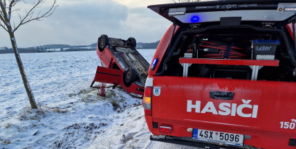 U Rožmitálu skončilo auto na střeše, nikdo se nezranil