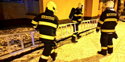 Čtyři hasičské jednotky likvidovaly požár chodby v uzavřené vinárně Šachta v Příbrami