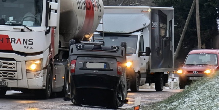 Dopravu komplikuje sníh a námraza, přibývá nehod