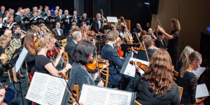Víkendové koncerty zazní v rytmu jazzu a swingu. Příbramská filharmonie zahraje Rybovu mši