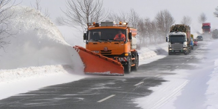 Dopravu ve středních Čechách ztěžuje sněžení, někde nejezdí autobusy