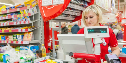 Více než čtvrtina domácností v ČR si může dovolit koupit jen základní potraviny