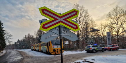 Řidič volkswagenu u obce Stará Huť narazil do vlaku, nikdo se nezranil
