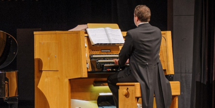 Víte, jak zní housle z 18. století a varhany v divadle?