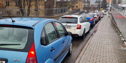 Vánoční nákupy změnily parkoviště u obchodních domů v past. Výjezd trvá i půl hodiny