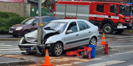 V Příbrami havaroval řidič citroenu do semaforu a utekl. Po dopadení nadýchal přes dvě promile
