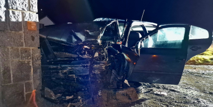 V Kozárovicích narazilo auto do plotu, řidič nepřežil