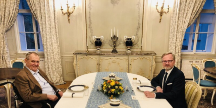 Na zámku v Lánech se na novoročním obědě potkají Zeman s Fialou