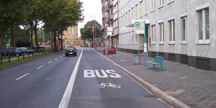 Motocykly a skútry budou moci v Praze od jara jezdit pruhy pro autobusy MHD