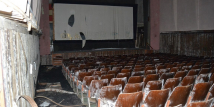 Často chátrají a postupně zanikají. S příchodem internetu malé biografy odvál čas