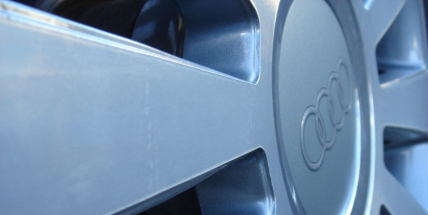 Řidička Audi dostala smyk, škoda vyšplhala na milion