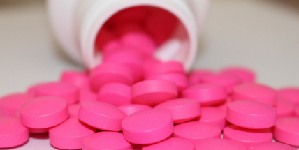 Kombinace léků na bolest a alkoholu: žaludek, játra ani ledviny nepotěšíte