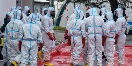 Video: Veterináři a hasiči likvidují chov v Sedlčanech napadený ptačí chřipkou