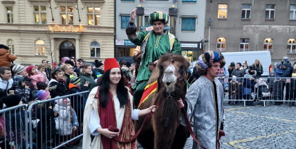 Video: Příbramí prošel Tříkrálový průvod s živými velbloudy