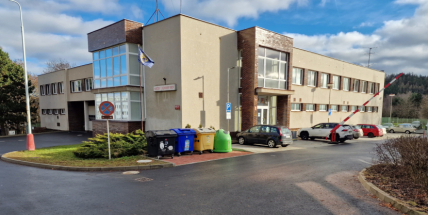 Lidé s covidem mohou ve středu volit z auta