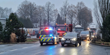 Nehoda dvou nákladních aut uzavřela silnici v Milíně