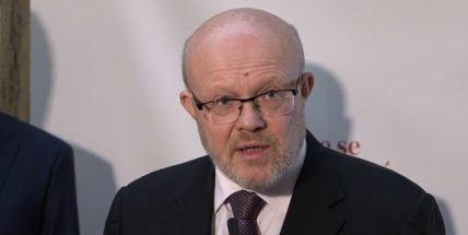 Válek vyzval lidi, aby neskupovali léky. Antibiotik čeká 500.000 balení