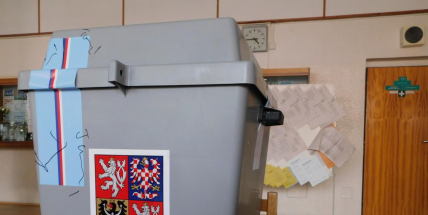 Začalo 1. kolo volby prezidenta, voliči mají na výběr osm kandidátů