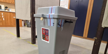 První kolo prezidentských voleb skončilo, výsledky budou do večera