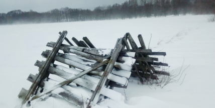 Zásněžkám odzvonilo. Složená dřevěná barikáda okolo silnic připomíná staré dobré časy