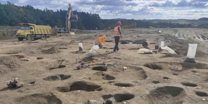 Písecké muzeum otevřelo výstavu Dálnicí do pravěku o nálezech ze stavby D4