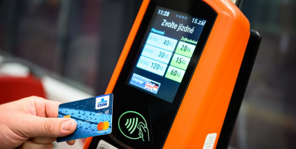 Lidé v pražských autobusech si budou moci kupovat jízdenky ve vozech