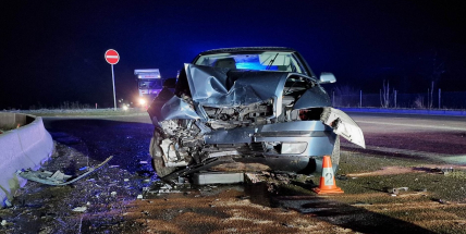 Při čelním střetu dvou aut na Příbramsku se zranili dva lidé