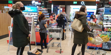 Obchodníci před dvěma lety označili vozíky cedulemi s čísly. Vláda tehdy zapomněla na rodiče s kočárky