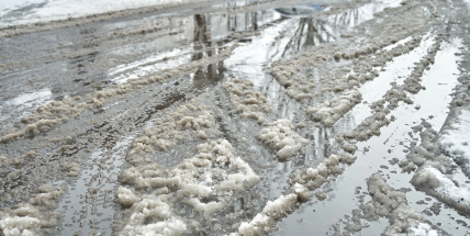 Na Středočeských silnicích je místy rozbředlý sníh, a to i na hlavních tazích
