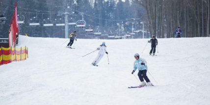 Středočeské lyžařské areály o víkendu zaplnili návštěvníci, přilákal je čerstvý sníh