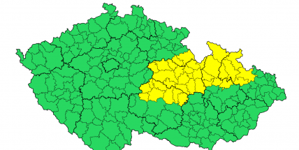 Meteorologové varují řidiče i chodce před námrazou a ledovkou