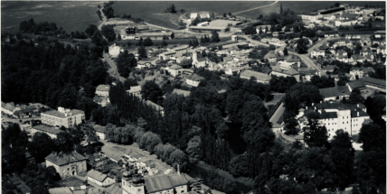 Noční dobou od loupežníků zavražděn. Mrtvý farář ležel na železné posteli, ruce a nohy měl přivázány k jejím nohám