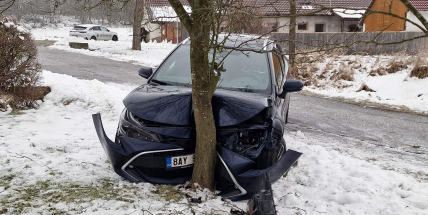 Některé silnice na Příbramsku jsou sjízdné jen s opatrností. U Krásné Hory nad Vltavou narazilo auto do stromu