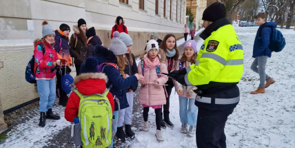 Strážníci v Příbrami rozdávají dětem reflexní pásky