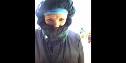 Žena vybírala peníze z kradené karty. Pátrá po ní policie