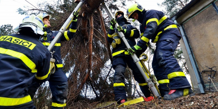 Ve středních Čechách zůstává kvůli větru bez elektřiny 2200 domácností
