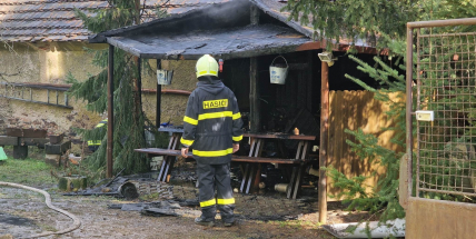 Hasiči likvidovali požár pergoly, nikdo se nezranil