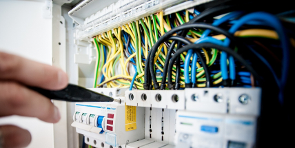 Dodavatelé dál snižují ceny energií, nový tarif pod stropem nabídne i ČEZ