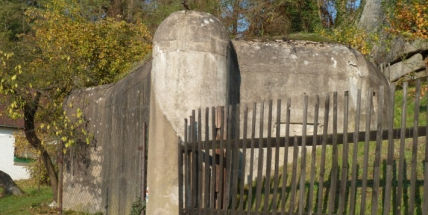 V Kamýku nad Vltavou dodnes stojí několik zachovalých řopíků