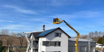 Řešení energetické krize - montáž fotovoltaických panelů pomocí pracovních plošin