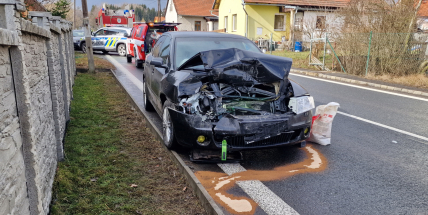 Dvě auta současně předjížděla kolonu a narazila do sebe. Nehoda si vyžádala zranění