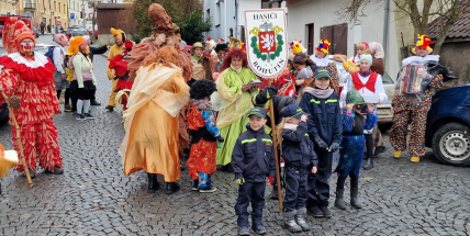 Masopust v Hornickém muzeu byl barevný a živý. Větrné počasí veselici nepokazilo